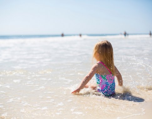 Kaip saugiai mėgautis vasaros maudynėmis?