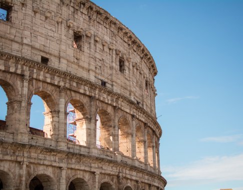 Koliziejui žalą padaręs britų turistas griebėsi šiaudo: tvirtina nežinojęs, jog tai senovinis paminklas Koliziejui žalą padaręs britų turistas griebėsi šiaudo: tvirtina nežinojęs, jog tai senovinis paminklas