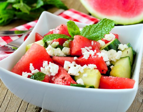 Agurkai ir arbūzai – sveikatai naudingos sezoninės gėrybės: dietistė dalijasi nekaloringais receptais