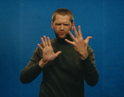 Filmo „Tu man nieko neprimeni“ aktorius Kęstutis Cicėnas: „Už gestų kalbos kartais jaučiausi ne toks nuogas reikšdamas emocijas“