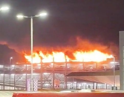 Dėl didelio gaisro Londono Lutono oro uoste sustabdyti visi skrydžiai