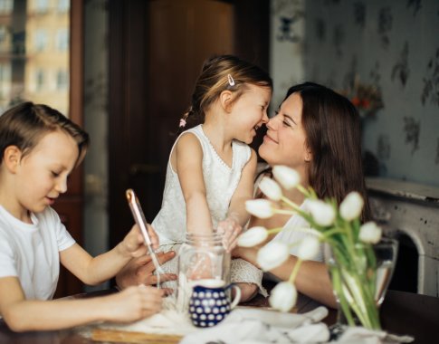 Ekspertai įsitikinę: tėvų artimas bendravimas su paaugliais padeda išvengti iššūkių socialiniuose tinkluose