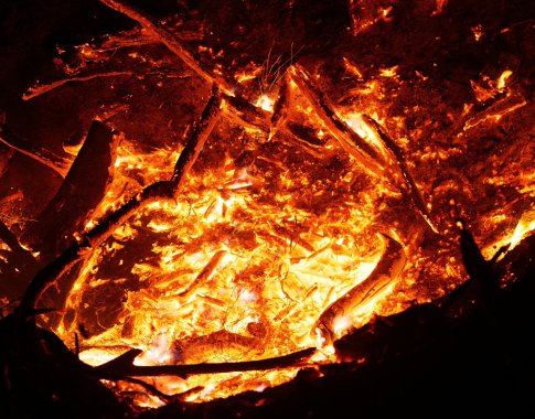 Perspėja gyventojus: šaltuoju metų laiku gaisrai gyvenamuosiuose namuose kyla 4 kartus dažniau Perspėja gyventojus: šaltuoju metų laiku gaisrai gyvenamuosiuose namuose kyla 4 kartus dažniau