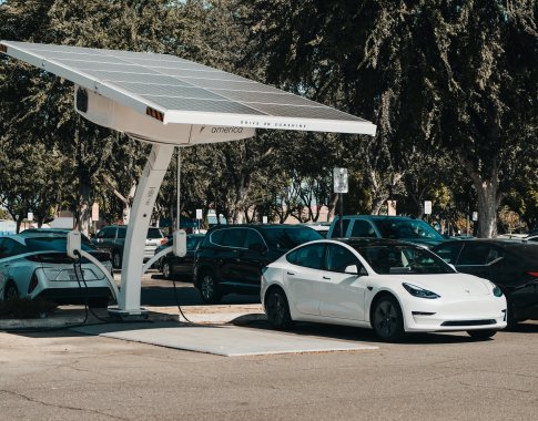 Lietuviams vis patrauklesni elektromobiliai: per artimiausius 10 metų juos įsigyti planuoja pusė didmiesčių gyventojų Lietuviams vis patrauklesni elektromobiliai: per artimiausius 10 metų juos įsigyti planuoja pusė didmiesčių gyventojų