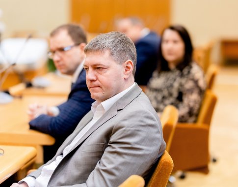 Seimo opozicija: valdančiojoje daugumoje jau ne tik lėkštės dūžta, bet pro langą mėtomi virtuviniai baldai Seimo opozicija: valdančiojoje daugumoje jau ne tik lėkštės dūžta, bet pro langą mėtomi virtuviniai baldai
