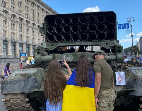 Rytų europiečiai reikalauja didesnių pastangų, kad būtų įgyvendintas ES planas dėl amunicijos tiekimo Ukrainai
