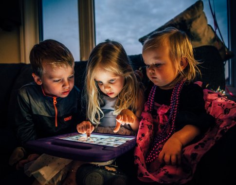 Nepavyksta vaikų atitraukti nuo ekranų? Patarimai, padėsiantys šeimoje kurti sveiką santykį su technologijomis