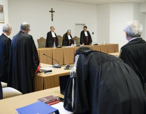 Vatikano teismas istorinėje vyloje nuteisė įtakingą kardinolą