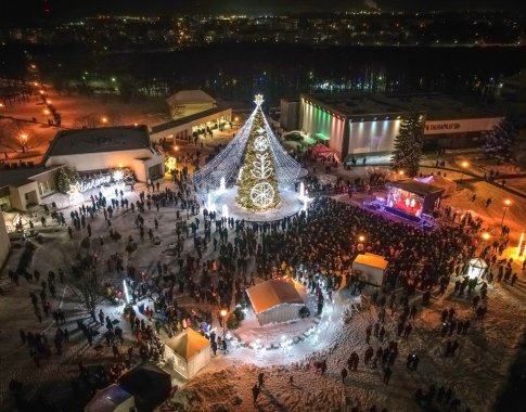 Utena kviečia į svečius: apžiūrėkite vieną gražiausių Lietuvoje kalėdinių eglių, unikalią eglučių alėją ir norus pildančią skulptūrą
