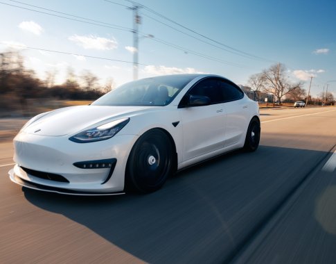 Dėl užrakinimo problemų „Tesla“ Kinijoje atšaukia 1,6 mln. automobilių