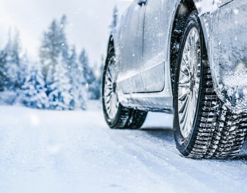 Vairavimo žiemą ypatumai: 5 patarimai, padėsiantys išvengti netikėtumų kelyje