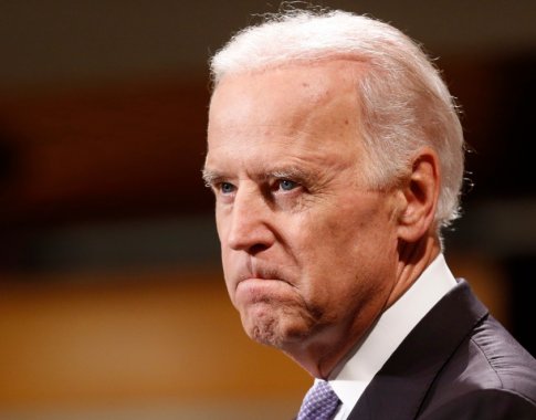 J. Bidenas įsiuto dėl komentarų apie prastą atmintį: „Kaip, po velnių, jis drįsta tai sakyti?“