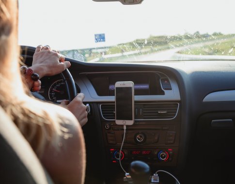Siūloma įpareigoti pavežėjus automobilio salone turėti vaizdo registratorių Siūloma įpareigoti pavežėjus automobilio salone turėti vaizdo registratorių
