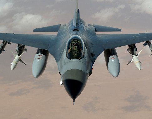 J. Stoltenbergas: Ukraina turės teisę naudoti F-16 kariniams taikiniams Rusijoje atakuoti