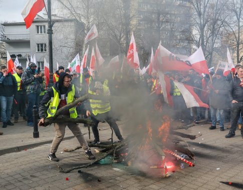 Varšuvoje protestuojantys ūkininkai susirėmė su policija Varšuvoje protestuojantys ūkininkai susirėmė su policija