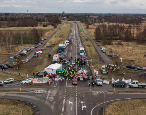 Lenkijos įmonės dėl sienos blokados praranda šimtus milijonų dolerių