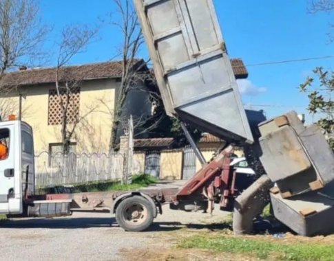 Neteisėtai išmestos šiukšlės grįžo į italo kiemą: gresia įspūdinga bauda