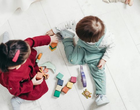 Darželinukų konfliktai: kaip mokyti juos spręsti