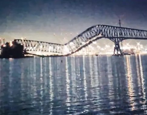 JAV Baltimorėje sugriuvo laivo kliudytas tiltas