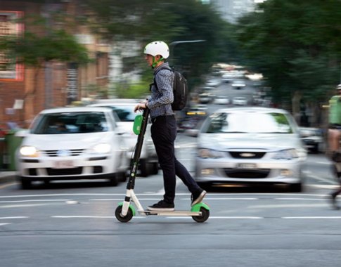 Seime kelią skinasi prievolė paspirtukų vairuotojams dėvėti šalmus