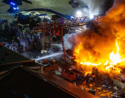 Likvidavus gaisrą Paneriuose, kietųjų dalelių koncentracija sumažėjo iki saugaus lygio