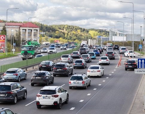 Dėl aplinką teršiančių automobilių Seimas linkęs švelninti toną: pirmą kartą grėstų įspėjimas