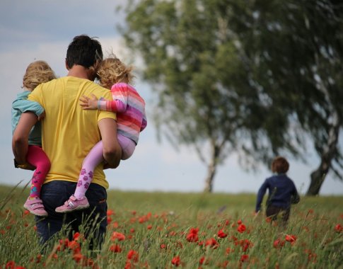 Siūloma plėsti „mamadienius“ ir „tėvadienius“: būtų suteikti šeimoms, auginančioms vaikus iki 16 metų Siūloma plėsti „mamadienius“ ir „tėvadienius“: būtų suteikti šeimoms, auginančioms vaikus iki 16 metų