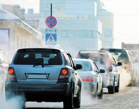 Už dūmijantį automobilį parlamentarai linkę pirmą kartą bausti įspėjimu Už dūmijantį automobilį parlamentarai linkę pirmą kartą bausti įspėjimu