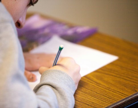 Pristatyta atnaujinta tarpinių patikrinimų ir brandos egzaminų tvarka Pristatyta atnaujinta tarpinių patikrinimų ir brandos egzaminų tvarka