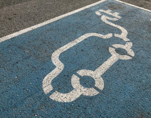 Elektromobilių bumas pasiekė viršūnę – ekspertas atskleidė mažėjančio susidomėjimo priežastis Elektromobilių bumas pasiekė viršūnę – ekspertas atskleidė mažėjančio susidomėjimo priežastis