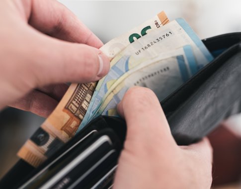 Gyvenančių „nuo algos iki algos“ mažėja Gyvenančių „nuo algos iki algos“ mažėja