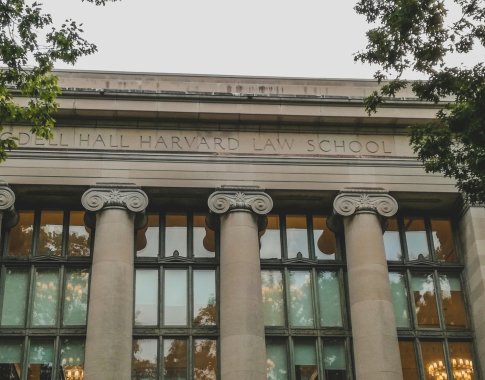 D. Trumpo administracijos ir Harvado nesutarimai tęsiasi: dar labiau sumažino finansavimą D. Trumpo administracijos ir Harvado nesutarimai tęsiasi: dar labiau sumažino finansavimą