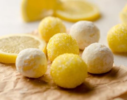Citrininiai triufeliai – greitai pagaminamas desertas vos iš kelių ingredientų (video) Citrininiai triufeliai – greitai pagaminamas desertas vos iš kelių ingredientų (video)