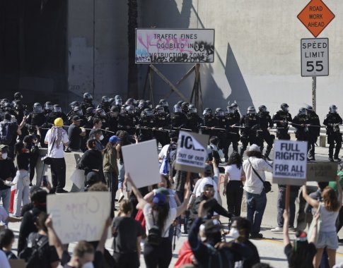 Įtampą Kalifornijoje ir JAV kaitinantys protestai: priežastys ir svarbiausi įvykiai Įtampą Kalifornijoje ir JAV kaitinantys protestai: priežastys ir svarbiausi įvykiai
