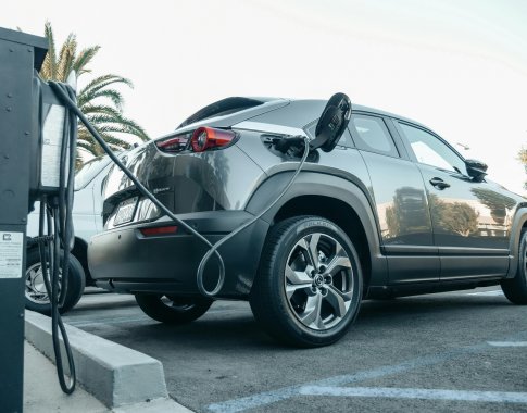 Renkatės naudotą elektromobilį: į ką reikia atkreipti dėmesį?