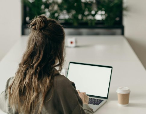 Sukčiai vilioja netikrais darbo skelbimais: ką būtina žinoti