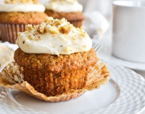 Minkšti ir purūs morkų keksiukai su kreminio sūrio pagardu (video)