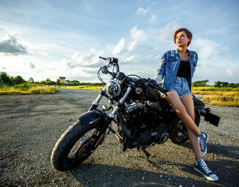 Į motociklus norinčius persėsti automobilių vairuotojus siūloma atleisti nuo teorijos egzamino