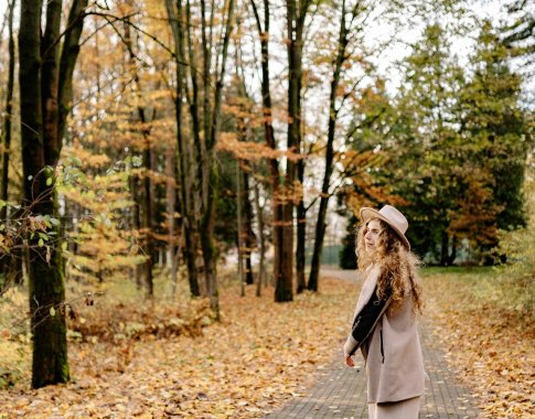 Rudens mada stilistės akimis: nuo skulptūriškų kirpimų iki pomidoro raudonos akcentų