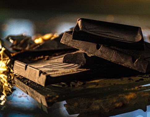 Atslūgstant kakavos krizei laukiama pigesnio šokolado