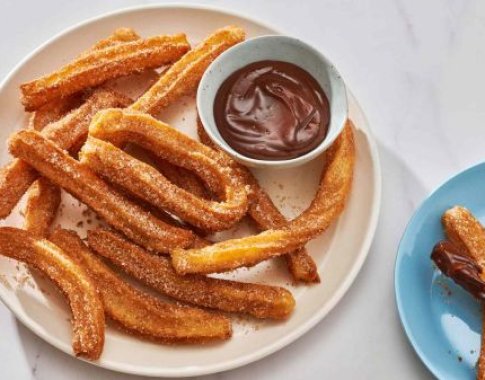Tradicinis ispanų skanėstas – „Churros” su šokolado padažu (video)