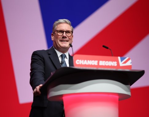 Starmeris griežtins JK politiką dėl pabėgėlių: privalės užsitarnauti teisę likti šalyje