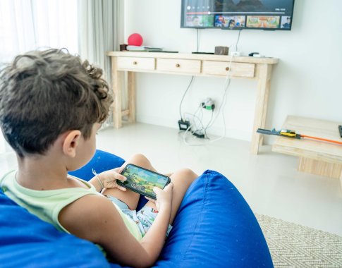 Ar ES ribojimai socialiniams tinklams išspręs vaikų priklausomybę nuo ekranų?