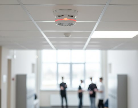 Mokyklos kovoje su jaunuolių rūkymų pasiteklia „veipinimo“ detektorius