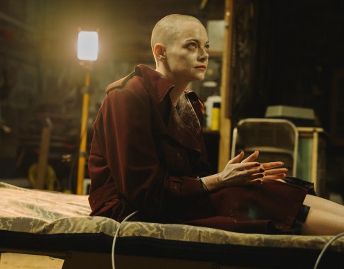 Naujasis Y. Lanthimoso filmas „Bugonija“ – šių laikų beprotybės satyra su Emma Stone