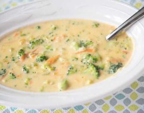 Vėsiems rudens vakarams: soti daržovių ir sūrio sriuba (video)