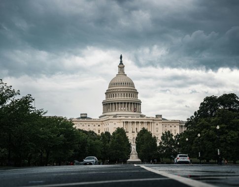 JAV ruošiasi nutraukti rekordiškai ilgą vyriausybės uždarymą