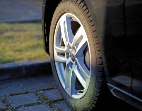 Įsigaliojo draudimas važinėti automobiliais su vasarinėmis padangomis