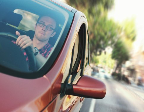 Nuo gruodžio teisę vairuoti bus galima susigrąžinti tik per „Regitrą“