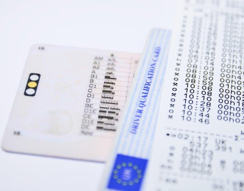 Socialiniuose tinkluose daugėja siūlymų įsigyti suklastotus vairuotojo pažymėjimus